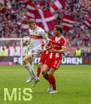 19.04.2026, Fussball Bundesliga 2025/2026, 30.Spieltag, FC Bayern München - VfB Stuttgart, in der Allianz-Arena München,v.li: Chris Führich (Stuttgart) gegen Leon Goretzka (FC Bayern München) 