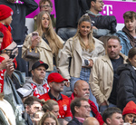 19.04.2026, Fussball Bundesliga 2025/2026, 30.Spieltag, FC Bayern München - VfB Stuttgart, in der Allianz-Arena München, Tribüne: re: Josefine Scholl Freundin von Tom Bischof (Bayern München) li: Zoe Käppele, Freundin von Lennart Karl (FC Bayern München) 