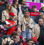 19.04.2026, Fussball Bundesliga 2025/2026, 30.Spieltag, FC Bayern München - VfB Stuttgart, in der Allianz-Arena München, Tribüne: re: Josefine Scholl Freundin von Tom Bischof (Bayern München) li oben: Zoe Käppele, Freundin von Lennart Karl (FC Bayern München) 