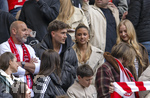 19.04.2026, Fussball Bundesliga 2025/2026, 30.Spieltag, FC Bayern München - VfB Stuttgart, in der Allianz-Arena München, Tom Bischof (Bayern München) mit Freundin Josefine Scholl rechts daneben.