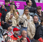 19.04.2026, Fussball Bundesliga 2025/2026, 30.Spieltag, FC Bayern München - VfB Stuttgart, in der Allianz-Arena München, Tribüne: re: Josefine Scholl Freundin von Tom Bischof (Bayern München) li: Zoe Käppele, Freundin von Lennart Karl (FC Bayern München) 