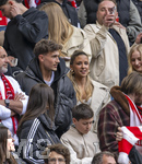 19.04.2026, Fussball Bundesliga 2025/2026, 30.Spieltag, FC Bayern München - VfB Stuttgart, in der Allianz-Arena München, Tom Bischof (Bayern München) mit Freundin Josefine Scholl rechts daneben.