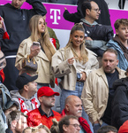 19.04.2026, Fussball Bundesliga 2025/2026, 30.Spieltag, FC Bayern München - VfB Stuttgart, in der Allianz-Arena München, Tribüne: re: Josefine Scholl Freundin von Tom Bischof (Bayern München) li: Zoe Käppele, Freundin von Lennart Karl (FC Bayern München) 