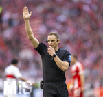 19.04.2026, Fussball Bundesliga 2025/2026, 30.Spieltag, FC Bayern München - VfB Stuttgart, in der Allianz-Arena München, Schiedsrichter Sören Storks gibt Handzeichen