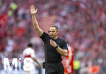 19.04.2026, Fussball Bundesliga 2025/2026, 30.Spieltag, FC Bayern München - VfB Stuttgart, in der Allianz-Arena München, Schiedsrichter Sören Storks gibt Handzeichen