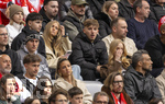19.04.2026, Fussball Bundesliga 2025/2026, 30.Spieltag, FC Bayern München - VfB Stuttgart, in der Allianz-Arena München, der derzeit verletzte Lennart Karl (, FC Bayern München) auf der Tribüne mit seiner Freundin Zoe Käppele (li). unten links: Tom Bischof (Bayern München) mit Freundin Josefine Scholl rechts daneben.