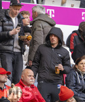 19.04.2026, Fussball Bundesliga 2025/2026, 30.Spieltag, FC Bayern München - VfB Stuttgart, in der Allianz-Arena München, der derzeit verletzte Lennart Karl (FC Bayern München) auf der Tribüne mit Jogging-Hose des Designerlabels CHROME HEARTS und Anorack von Prada.