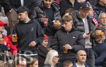 19.04.2026, Fussball Bundesliga 2025/2026, 30.Spieltag, FC Bayern München - VfB Stuttgart, in der Allianz-Arena München, der derzeit verletzte Lennart Karl (re, FC Bayern München) auf der Tribüne mit Jogging-Hose des Designerlabels CHROME HEARTS und Anorack von Prada.
