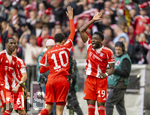 19.04.2026, Fussball Bundesliga 2025/2026, 30.Spieltag, FC Bayern München - VfB Stuttgart, in der Allianz-Arena München, Torjubel v.li: Jamal Musiala (Bayern München), Alphonso Davies (FC Bayern München) 