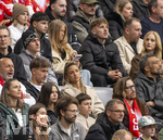 19.04.2026, Fussball Bundesliga 2025/2026, 30.Spieltag, FC Bayern München - VfB Stuttgart, in der Allianz-Arena München, der derzeit verletzte Lennart Karl (, FC Bayern München) auf der Tribüne mit seiner Freundin Zoe Käppele (li). unten links: Tom Bischof (Bayern München) mit Freundin Josefine Scholl rechts daneben.