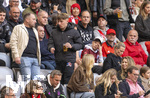 19.04.2026, Fussball Bundesliga 2025/2026, 30.Spieltag, FC Bayern München - VfB Stuttgart, in der Allianz-Arena München, der derzeit verletzte Lennart Karl (mitte, FC Bayern München) auf der Tribüne mit Jogging-Hose des Designerlabels CHROME HEARTS und Anorack von Prada.