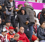19.04.2026, Fussball Bundesliga 2025/2026, 30.Spieltag, FC Bayern München - VfB Stuttgart, in der Allianz-Arena München, der derzeit verletzte Lennart Karl (FC Bayern München) auf der Tribüne mit Jogging-Hose des Designerlabels CHROME HEARTS und Anorack von Prada.