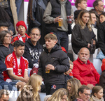 19.04.2026, Fussball Bundesliga 2025/2026, 30.Spieltag, FC Bayern München - VfB Stuttgart, in der Allianz-Arena München, der derzeit verletzte Lennart Karl (mitte, FC Bayern München) auf der Tribüne mit Jogging-Hose des Designerlabels CHROME HEARTS und Anorack von Prada.