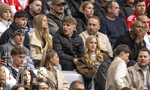 19.04.2026, Fussball Bundesliga 2025/2026, 30.Spieltag, FC Bayern München - VfB Stuttgart, in der Allianz-Arena München, der derzeit verletzte Lennart Karl (mitte, FC Bayern München) auf der Tribüne mit seiner Freundin Zoe Käppele (li).
