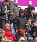 19.04.2026, Fussball Bundesliga 2025/2026, 30.Spieltag, FC Bayern München - VfB Stuttgart, in der Allianz-Arena München, der derzeit verletzte Lennart Karl (FC Bayern München) auf der Tribüne mit Jogging-Hose des Designerlabels CHROME HEARTS und Anorack von Prada.