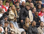 19.04.2026, Fussball Bundesliga 2025/2026, 30.Spieltag, FC Bayern München - VfB Stuttgart, in der Allianz-Arena München, der derzeit verletzte Lennart Karl (re, FC Bayern München) auf der Tribüne mit seiner Freundin Zoe Käppele (li).