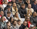 19.04.2026, Fussball Bundesliga 2025/2026, 30.Spieltag, FC Bayern München - VfB Stuttgart, in der Allianz-Arena München, der derzeit verletzte Lennart Karl (oben, FC Bayern München) auf der Tribüne mit seiner Freundin Zoe Käppele (li). unten links: Tom Bischof (Bayern München) mit Freundin Josefine Scholl rechts daneben.