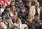 19.04.2026, Fussball Bundesliga 2025/2026, 30.Spieltag, FC Bayern München - VfB Stuttgart, in der Allianz-Arena München, der derzeit verletzte Lennart Karl (mitte, FC Bayern München) auf der Tribüne mit seiner Freundin Zoe Käppele (li).