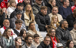 19.04.2026, Fussball Bundesliga 2025/2026, 30.Spieltag, FC Bayern München - VfB Stuttgart, in der Allianz-Arena München, der derzeit verletzte Lennart Karl (oben, FC Bayern München) auf der Tribüne mit seiner Freundin Zoe Käppele (li). unten links: Tom Bischof (Bayern München) mit Freundin Josefine Scholl rechts daneben.