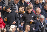 19.04.2026, Fussball Bundesliga 2025/2026, 30.Spieltag, FC Bayern München - VfB Stuttgart, in der Allianz-Arena München, der derzeit verletzte Lennart Karl (re, FC Bayern München) auf der Tribüne mit Jogging-Hose des Designerlabels CHROME HEARTS und Anorack von Prada.