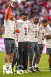 19.04.2026, Fussball Bundesliga 2025/2026, 30.Spieltag, FC Bayern München - VfB Stuttgart, in der Allianz-Arena München, der FC Bayern feiert nach dem heutigen Sieg seine 35. Deutsche Meisterschaft. Die Bayernspieler feiern mit den Fans und speziellen Meistertrikots mit Aufdruck des kultigen Porzellan-Kakadus mit Meisterschale. Trainer Vincent Kompany (FC Bayern München), Co-Trainer Aaron Danks (Bayern München), Co-Trainer Floribert Ngalula (FC Bayern München, N´Galula)  