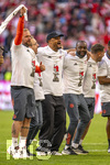 19.04.2026, Fussball Bundesliga 2025/2026, 30.Spieltag, FC Bayern München - VfB Stuttgart, in der Allianz-Arena München, der FC Bayern feiert nach dem heutigen Sieg seine 35. Deutsche Meisterschaft. Die Bayernspieler feiern mit den Fans und speziellen Meistertrikots mit Aufdruck des kultigen Porzellan-Kakadus mit Meisterschale. Trainer Vincent Kompany (FC Bayern München), Co-Trainer Aaron Danks (Bayern München), Co-Trainer Floribert Ngalula (FC Bayern München, N´Galula)  