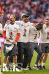 19.04.2026, Fussball Bundesliga 2025/2026, 30.Spieltag, FC Bayern München - VfB Stuttgart, in der Allianz-Arena München, der FC Bayern feiert nach dem heutigen Sieg seine 35. Deutsche Meisterschaft. Die Bayernspieler feiern mit den Fans und speziellen Meistertrikots mit Aufdruck des kultigen Porzellan-Kakadus mit Meisterschale. Trainer Vincent Kompany (FC Bayern München), Co-Trainer Aaron Danks (Bayern München), Co-Trainer Floribert Ngalula (FC Bayern München, N´Galula) 
