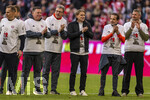 19.04.2026, Fussball Bundesliga 2025/2026, 30.Spieltag, FC Bayern München - VfB Stuttgart, in der Allianz-Arena München, der FC Bayern feiert nach dem heutigen Sieg seine 35. Deutsche Meisterschaft. Die Bayernspieler feiern mit den Fans und speziellen Meistertrikots mit Aufdruck des kultigen Porzellan-Kakadus mit Meisterschale. Betreuer und Staff stehen Spalier, Sportdirektor Christoph Freund (mitte, Bayern München), Busfahrer Michael Lauerbach (2.v.re), 