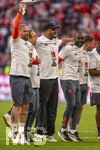 19.04.2026, Fussball Bundesliga 2025/2026, 30.Spieltag, FC Bayern München - VfB Stuttgart, in der Allianz-Arena München, der FC Bayern feiert nach dem heutigen Sieg seine 35. Deutsche Meisterschaft. Die Bayernspieler feiern mit den Fans und speziellen Meistertrikots mit Aufdruck des kultigen Porzellan-Kakadus mit Meisterschale. Trainer Vincent Kompany (FC Bayern München), Co-Trainer Aaron Danks (Bayern München), Co-Trainer Floribert Ngalula (FC Bayern München, N´Galula)  