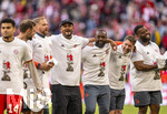 19.04.2026, Fussball Bundesliga 2025/2026, 30.Spieltag, FC Bayern München - VfB Stuttgart, in der Allianz-Arena München, der FC Bayern feiert nach dem heutigen Sieg seine 35. Deutsche Meisterschaft. Die Bayernspieler feiern mit den Fans und speziellen Meistertrikots mit Aufdruck des kultigen Porzellan-Kakadus mit Meisterschale. Trainer Vincent Kompany (FC Bayern München), Co-Trainer Floribert Ngalula (FC Bayern München, N´Galula) 