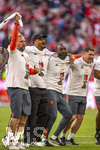 19.04.2026, Fussball Bundesliga 2025/2026, 30.Spieltag, FC Bayern München - VfB Stuttgart, in der Allianz-Arena München, der FC Bayern feiert nach dem heutigen Sieg seine 35. Deutsche Meisterschaft. Die Bayernspieler feiern mit den Fans und speziellen Meistertrikots mit Aufdruck des kultigen Porzellan-Kakadus mit Meisterschale. Trainer Vincent Kompany (FC Bayern München), Co-Trainer Aaron Danks (Bayern München), Co-Trainer Floribert Ngalula (FC Bayern München, N´Galula) 