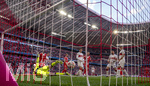 19.04.2026, Fussball Bundesliga 2025/2026, 30.Spieltag, FC Bayern München - VfB Stuttgart, in der Allianz-Arena München, Torschuss zum 4:1 von Harry Kane (3.v.re, FC Bayern München), Torwart Alexander Nübel (Stuttgart), Angelo Stiller (Stuttgart), Jeff Chabot (Stuttgart), Luca Jaquez (Stuttgart) schauen frustriert dem Ball nach.