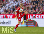 19.04.2026, Fussball Bundesliga 2025/2026, 30.Spieltag, FC Bayern München - VfB Stuttgart, in der Allianz-Arena München, Konrad Laimer (FC Bayern München) am Ball 