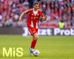 19.04.2026, Fussball Bundesliga 2025/2026, 30.Spieltag, FC Bayern München - VfB Stuttgart, in der Allianz-Arena München, Josip Stanisic (Bayern München) am Ball 