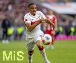 19.04.2026, Fussball Bundesliga 2025/2026, 30.Spieltag, FC Bayern München - VfB Stuttgart, in der Allianz-Arena München, Jamie Leweling (Stuttgart) am Ball 