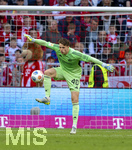 19.04.2026, Fussball Bundesliga 2025/2026, 30.Spieltag, FC Bayern München - VfB Stuttgart, in der Allianz-Arena München, Torwart Jonas Urbig (FC Bayern München) 