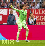19.04.2026, Fussball Bundesliga 2025/2026, 30.Spieltag, FC Bayern München - VfB Stuttgart, in der Allianz-Arena München, Torwart Jonas Urbig (FC Bayern München) 