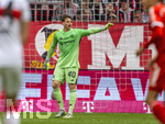 19.04.2026, Fussball Bundesliga 2025/2026, 30.Spieltag, FC Bayern München - VfB Stuttgart, in der Allianz-Arena München, Torwart Jonas Urbig (FC Bayern München) 