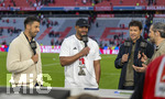 19.04.2026, Fussball Bundesliga 2025/2026, 30.Spieltag, FC Bayern München - VfB Stuttgart, in der Allianz-Arena München, v.li: Sami Khedira, Trainer Vincent Kompany (FC Bayern München), Michael Ballack und Sportvorstand Max Eberl (Bayern München) am DAZN Mikrofon.