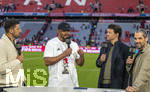 19.04.2026, Fussball Bundesliga 2025/2026, 30.Spieltag, FC Bayern München - VfB Stuttgart, in der Allianz-Arena München, v.li: Sami Khedira, Trainer Vincent Kompany (FC Bayern München), Michael Ballack und Sportvorstand Max Eberl (Bayern München) am DAZN Mikrofon.