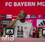 19.04.2026, Fussball Bundesliga 2025/2026, 30.Spieltag, FC Bayern München - VfB Stuttgart, in der Allianz-Arena München, Trainer Vincent Kompany (FC Bayern München) bei der Pressekonferenz