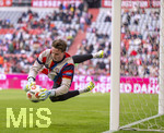19.04.2026, Fussball Bundesliga 2025/2026, 30.Spieltag, FC Bayern München - VfB Stuttgart, in der Allianz-Arena München, Torwart Jonas Urbig (FC Bayern München) hechtet beim Aufwärmen.
