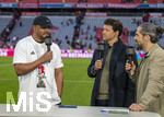 19.04.2026, Fussball Bundesliga 2025/2026, 30.Spieltag, FC Bayern München - VfB Stuttgart, in der Allianz-Arena München, v.li: Trainer Vincent Kompany (FC Bayern München), Michael Ballack und Sportvorstand Max Eberl (Bayern München) am DAZN Mikrofon.