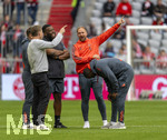 19.04.2026, Fussball Bundesliga 2025/2026, 30.Spieltag, FC Bayern München - VfB Stuttgart, in der Allianz-Arena München, Vor dem Spiel auf dem Platz, v.li: Rodyse Munienge, Sportdirektor Christoph Freund (Bayern München), Co-Trainer Aaron Danks (Bayern München), Co-Trainer FLORIBERT NGALULA