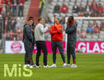 19.04.2026, Fussball Bundesliga 2025/2026, 30.Spieltag, FC Bayern München - VfB Stuttgart, in der Allianz-Arena München, Vor dem Spiel auf dem Platz, v.li: Rodyse Munienge, Sportdirektor Christoph Freund (Bayern München), Co-Trainer Aaron Danks (Bayern München), Co-Trainer FLORIBERT NGALULA