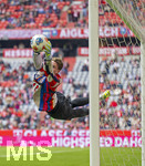 19.04.2026, Fussball Bundesliga 2025/2026, 30.Spieltag, FC Bayern München - VfB Stuttgart, in der Allianz-Arena München, Torwart Jonas Urbig (FC Bayern München) hechtet beim Aufwärmen.
