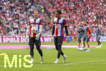 19.04.2026, Fussball Bundesliga 2025/2026, 30.Spieltag, FC Bayern München - VfB Stuttgart, in der Allianz-Arena München, v.li: Torwart Manuel Neuer (FC Bayern München) und Torwart Leonard Prescott (FC Bayern München) beim Aufwärmen.  