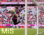 19.04.2026, Fussball Bundesliga 2025/2026, 30.Spieltag, FC Bayern München - VfB Stuttgart, in der Allianz-Arena München, Torwart Jonas Urbig (FC Bayern München) hechtet beim Aufwärmen.