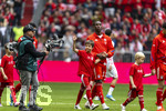 19.04.2026, Fussball Bundesliga 2025/2026, 30.Spieltag, FC Bayern München - VfB Stuttgart, in der Allianz-Arena München, Einlaufen der Mannschaften, Nicolas Jackson (FC Bayern München) 