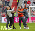19.04.2026, Fussball Bundesliga 2025/2026, 30.Spieltag, FC Bayern München - VfB Stuttgart, in der Allianz-Arena München, Vor dem Spiel auf dem Platz, v.li: Rodyse Munienge, Sportdirektor Christoph Freund (Bayern München), Co-Trainer Aaron Danks (Bayern München), Co-Trainer FLORIBERT NGALULA